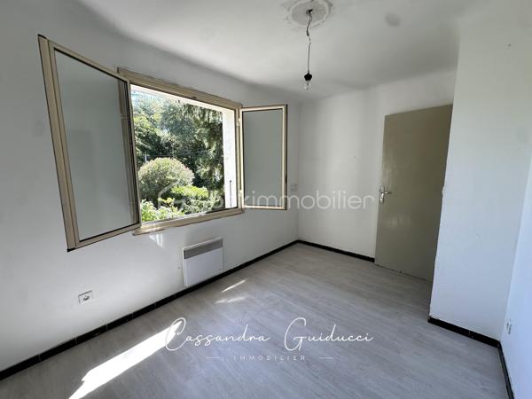 Spacieuse maison familiale à Brignoles : volumes, jardin et potentiel locatif indépendant

Édifiée sur une belle parcelle de 508 m² à Brignoles, cette maison individuelle de 112 m² séduit immédiatement par sa générosité, sa luminosité et son incroyable polyvalence. 
Conciliant parfaitement confort familial et opportunité d'investissement, elle offre un cadre de vie doux et fonctionnel au cœur de la Provence.  
L'habitation principale, située à l'étage, offre une belle structure traversante et baignée de lumière. Vous y découvrirez un séjour de plus de 27 m² s'ouvrant sur un balcon orienté plein sud, une cuisine séparée, ainsi que trois véritables chambres et une salle d'eau.

Le rez-de-chaussée constitue l'un des atouts majeurs du bien : un espace d'environ 33 m² à réaménager pour créer un appartement T2 totalement indépendant. 
Déjà distribué avec son entrée, son séjour, sa cuisine, sa chambre et sa salle d'eau, ce rez-de-jardin offre des perspectives très intéressantes. Un garage de 48 m2 y est attenant.

Il sera parfait pour accueillir un proche en toute autonomie, installer un espace de télétravail/activité libérale, ou générer un revenu locatif régulier permettant d'amortir votre achat.