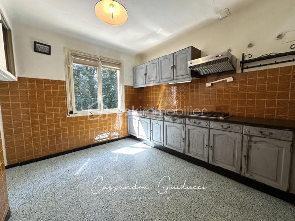 Spacieuse maison familiale à Brignoles : volumes, jardin et potentiel locatif indépendant

Édifiée sur une belle parcelle de 508 m² à Brignoles, cette maison individuelle de 112 m² séduit immédiatement par sa générosité, sa luminosité et son incroyable polyvalence. 
Conciliant parfaitement confort familial et opportunité d'investissement, elle offre un cadre de vie doux et fonctionnel au cœur de la Provence.  
L'habitation principale, située à l'étage, offre une belle structure traversante et baignée de lumière. Vous y découvrirez un séjour de plus de 27 m² s'ouvrant sur un balcon orienté plein sud, une cuisine séparée, ainsi que trois véritables chambres et une salle d'eau.

Le rez-de-chaussée constitue l'un des atouts majeurs du bien : un espace d'environ 33 m² à réaménager pour créer un appartement T2 totalement indépendant. 
Déjà distribué avec son entrée, son séjour, sa cuisine, sa chambre et sa salle d'eau, ce rez-de-jardin offre des perspectives très intéressantes. Un garage de 48 m2 y est attenant.

Il sera parfait pour accueillir un proche en toute autonomie, installer un espace de télétravail/activité libérale, ou générer un revenu locatif régulier permettant d'amortir votre achat.