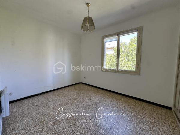 Spacieuse maison familiale à Brignoles : volumes, jardin et potentiel locatif indépendant

Édifiée sur une belle parcelle de 508 m² à Brignoles, cette maison individuelle de 112 m² séduit immédiatement par sa générosité, sa luminosité et son incroyable polyvalence. 
Conciliant parfaitement confort familial et opportunité d'investissement, elle offre un cadre de vie doux et fonctionnel au cœur de la Provence.  
L'habitation principale, située à l'étage, offre une belle structure traversante et baignée de lumière. Vous y découvrirez un séjour de plus de 27 m² s'ouvrant sur un balcon orienté plein sud, une cuisine séparée, ainsi que trois véritables chambres et une salle d'eau.

Le rez-de-chaussée constitue l'un des atouts majeurs du bien : un espace d'environ 33 m² à réaménager pour créer un appartement T2 totalement indépendant. 
Déjà distribué avec son entrée, son séjour, sa cuisine, sa chambre et sa salle d'eau, ce rez-de-jardin offre des perspectives très intéressantes. Un garage de 48 m2 y est attenant.

Il sera parfait pour accueillir un proche en toute autonomie, installer un espace de télétravail/activité libérale, ou générer un revenu locatif régulier permettant d'amortir votre achat.