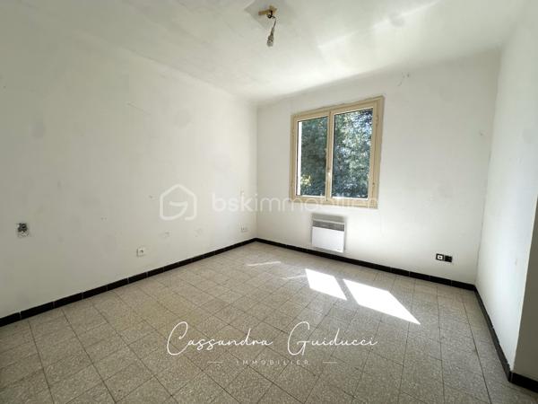 Spacieuse maison familiale à Brignoles : volumes, jardin et potentiel locatif indépendant

Édifiée sur une belle parcelle de 508 m² à Brignoles, cette maison individuelle de 112 m² séduit immédiatement par sa générosité, sa luminosité et son incroyable polyvalence. 
Conciliant parfaitement confort familial et opportunité d'investissement, elle offre un cadre de vie doux et fonctionnel au cœur de la Provence.  
L'habitation principale, située à l'étage, offre une belle structure traversante et baignée de lumière. Vous y découvrirez un séjour de plus de 27 m² s'ouvrant sur un balcon orienté plein sud, une cuisine séparée, ainsi que trois véritables chambres et une salle d'eau.

Le rez-de-chaussée constitue l'un des atouts majeurs du bien : un espace d'environ 33 m² à réaménager pour créer un appartement T2 totalement indépendant. 
Déjà distribué avec son entrée, son séjour, sa cuisine, sa chambre et sa salle d'eau, ce rez-de-jardin offre des perspectives très intéressantes. Un garage de 48 m2 y est attenant.

Il sera parfait pour accueillir un proche en toute autonomie, installer un espace de télétravail/activité libérale, ou générer un revenu locatif régulier permettant d'amortir votre achat.