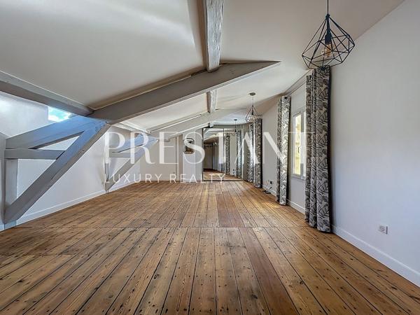Hyper centre – immeuble en pierre – T2 de 62,50 carrez – dernier étage avec ascenseur, BORDEAUX