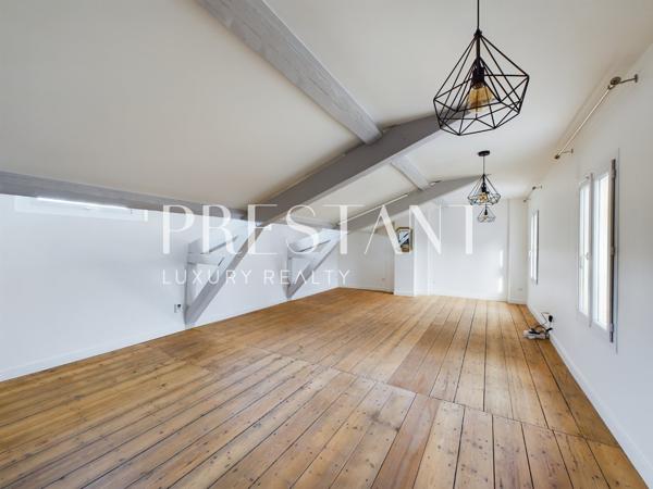 Hyper centre – immeuble en pierre – T2 de 62,50 carrez – dernier étage avec ascenseur, BORDEAUX