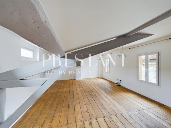 Hyper centre – immeuble en pierre – T2 de 62,50 carrez – dernier étage avec ascenseur, BORDEAUX