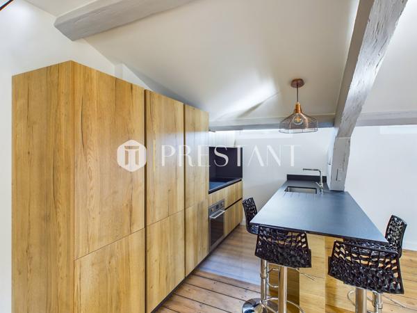 Hyper centre – immeuble en pierre – T2 de 62,50 carrez – dernier étage avec ascenseur, BORDEAUX