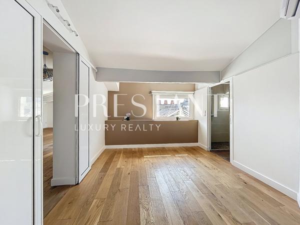 Hyper centre – immeuble en pierre – T2 de 62,50 carrez – dernier étage avec ascenseur, BORDEAUX