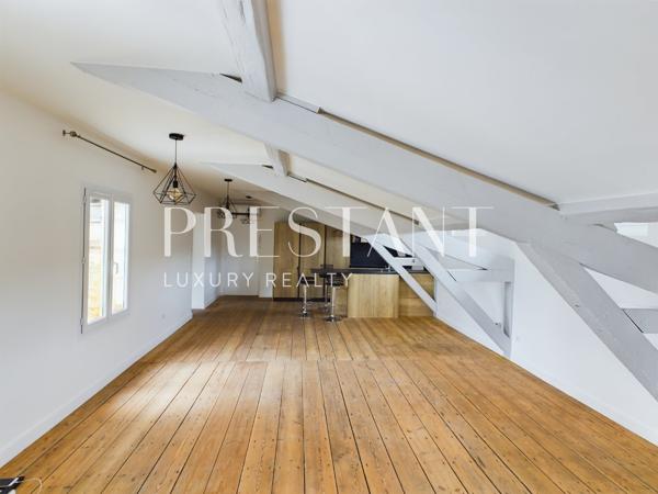 Hyper centre – immeuble en pierre – T2 de 62,50 carrez – dernier étage avec ascenseur, BORDEAUX