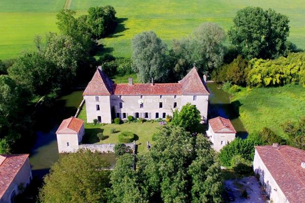 45 minutes de Bergerac – 1h30 de Bordeaux – Superbe château 17e en Périgord Vert., RIBERAC