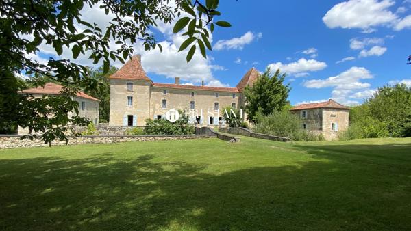 45 minutes de Bergerac – 1h30 de Bordeaux – Superbe château 17e en Périgord Vert., RIBERAC