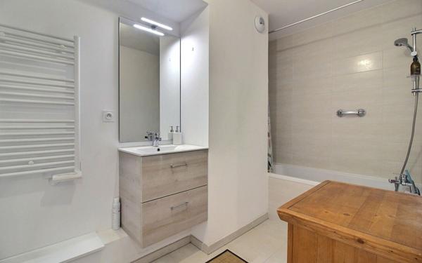 Appartement à vendre    2 pièces • 63 m2 Marseille 8