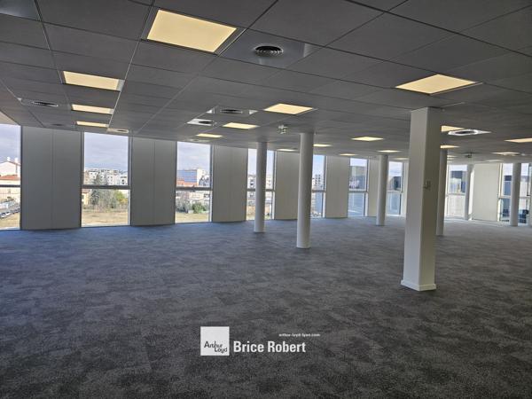 Bureaux à louer à Villeurbanne au sein du Mirage accès immédiat tramway T3
