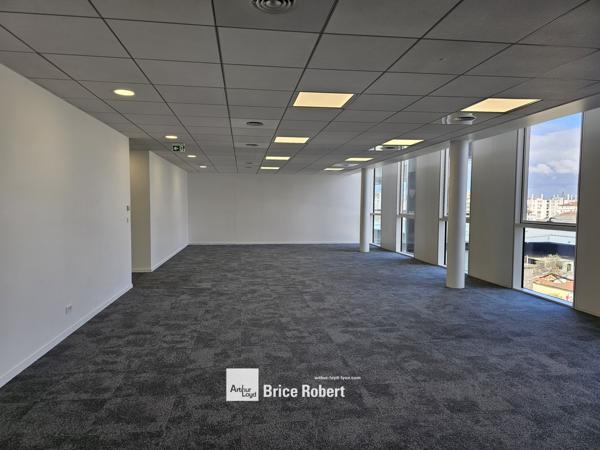 Bureaux à louer à Villeurbanne au sein du Mirage accès immédiat tramway T3