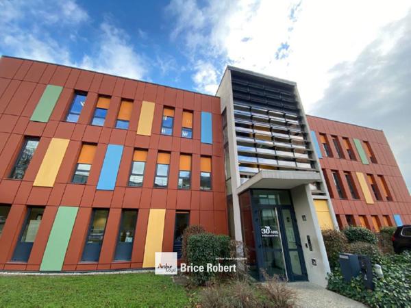 Location bureaux indépendants à Limonest avec espaces verts et balcons