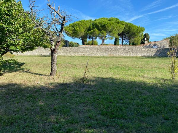 A VENDRE CENTRE BOURG TERRAIN DE 2305 M² + Maison et dependances