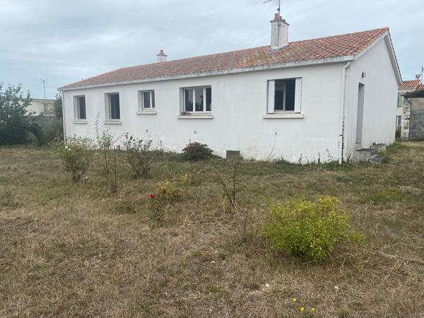 A VENDRE CENTRE BOURG TERRAIN DE 2305 M² + Maison et dependances