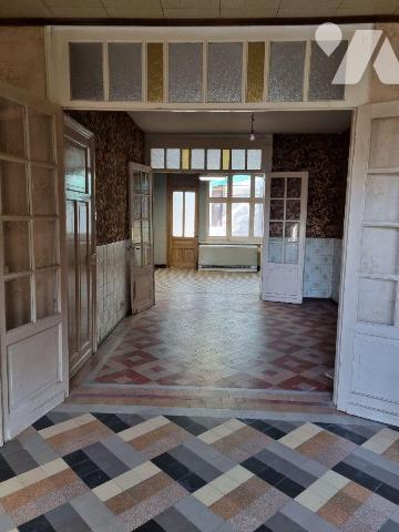 HAZEBROUCK Proximité Centre Ville : MAISON à rénover, avec GARAGE et JARDIN, comprenant :

En...