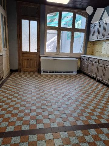 HAZEBROUCK Proximité Centre Ville : MAISON à rénover, avec GARAGE et JARDIN, comprenant :

En...