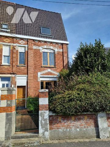 HAZEBROUCK Proximité Centre Ville : MAISON à rénover, avec GARAGE et JARDIN, comprenant :

En...
