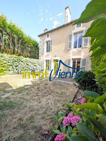 Vente Maison 6 pièces 183 m2 à Lussac-les-Châteaux