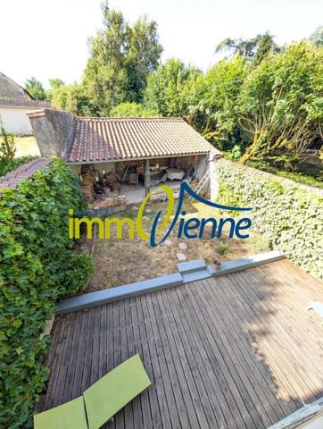 Vente Maison 6 pièces 183 m2 à Lussac-les-Châteaux