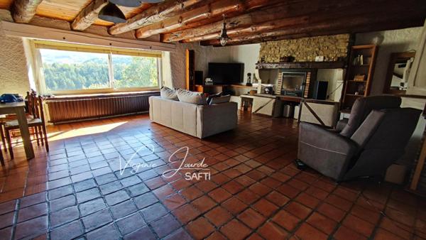 Authentique maison en pierre avec dépendances et vue dégagée