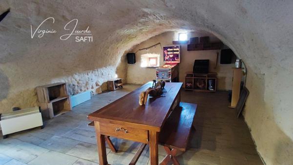Authentique maison en pierre avec dépendances et vue dégagée