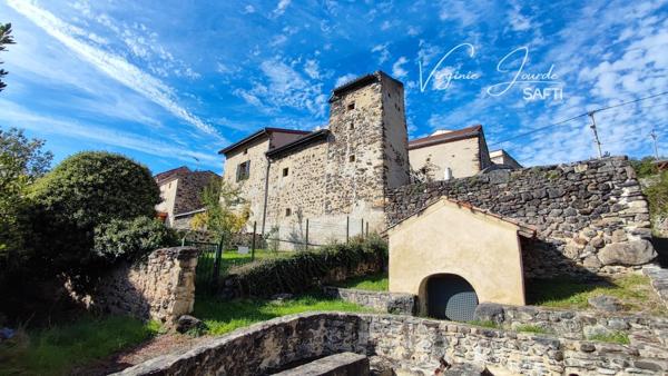 Authentique maison en pierre avec dépendances et vue dégagée
