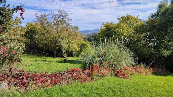 Authentique maison en pierre avec dépendances et vue dégagée