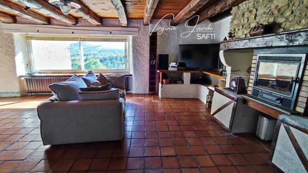 Authentique maison en pierre avec dépendances et vue dégagée