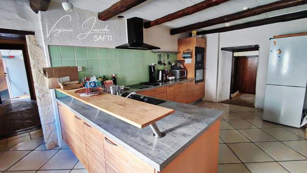 Authentique maison en pierre avec dépendances et vue dégagée