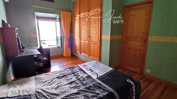 Authentique maison en pierre avec dépendances et vue dégagée