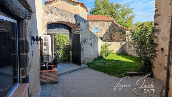 Authentique maison en pierre avec dépendances et vue dégagée