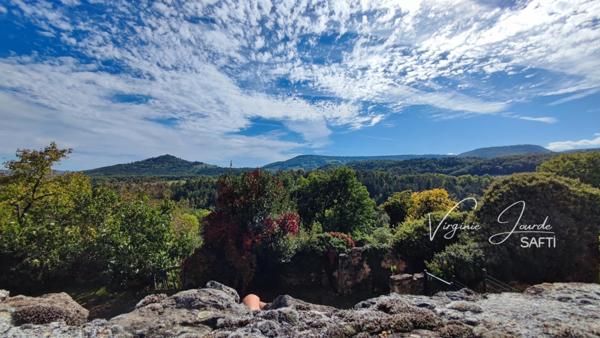 Authentique maison en pierre avec dépendances et vue dégagée
