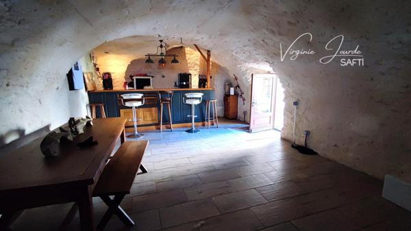 Authentique maison en pierre avec dépendances et vue dégagée