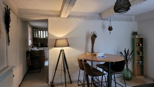 EXCLUSIVITE A SAINT SATURNIN LES AVIGNON - ENSEMBLE IMMOBILIER COMPOSE DE 2 APPARTEMENTS LOUES ET UN TERRAIN DE 650 M² 
