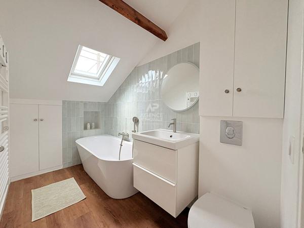 Maison 6 pièce(s) - 4 chambres 998 000 € **  - Référence  4720