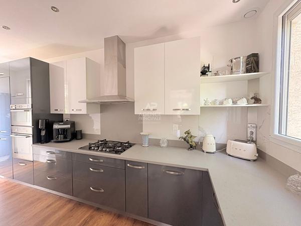 Maison 6 pièce(s) - 4 chambres 998 000 € **  - Référence  4720