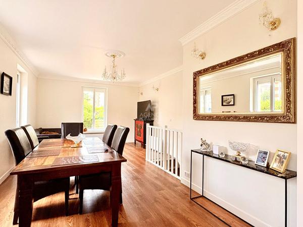Maison 6 pièce(s) - 4 chambres 998 000 € **  - Référence  4720