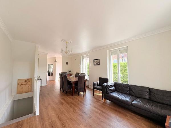 Maison 6 pièce(s) - 4 chambres 998 000 € **  - Référence  4720