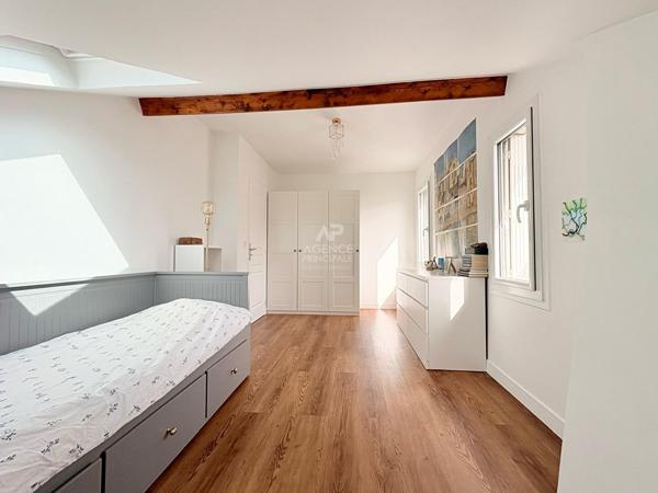 Maison 6 pièce(s) - 4 chambres 998 000 € **  - Référence  4720