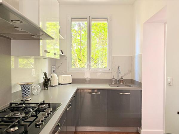 Maison 6 pièce(s) - 4 chambres 998 000 € **  - Référence  4720