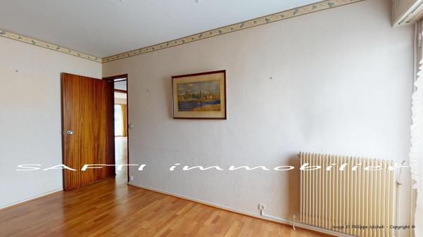 Grand appartement 109m2 – 3/4 Chambres – cave – box privé 2 voitures - Résidence privée.