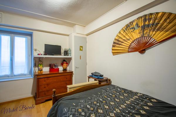 Appartement 108m2, 6 pièces à POLLIONNAY (69) - 4 chambres, 1 bureau et grand terrain.