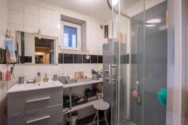 Appartement 108m2, 6 pièces à POLLIONNAY (69) - 4 chambres, 1 bureau et grand terrain.