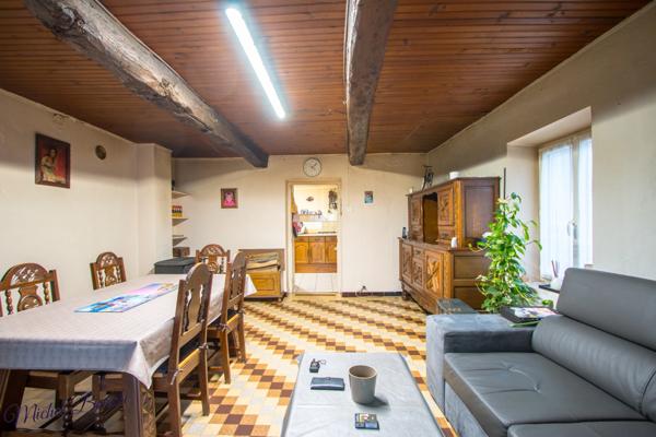 Appartement 108m2, 6 pièces à POLLIONNAY (69) - 4 chambres, 1 bureau et grand terrain.