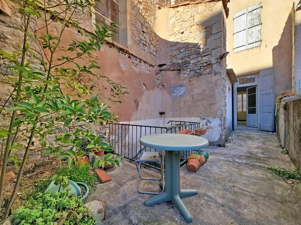 Maison de village avec garage et extérieurs