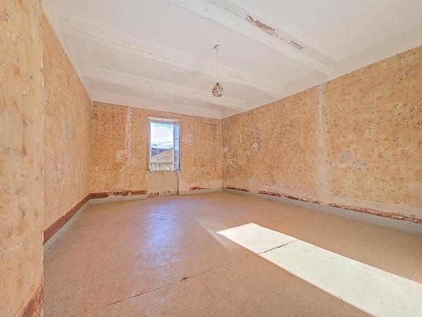 Maison de village avec garage et extérieurs