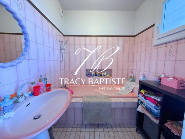 Une maison pensée pour accueillir la vie de famille – 5 chambres – Proche centre ville