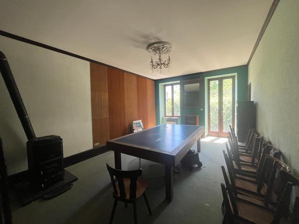 Solide maison en pierres de 300 m², idéal investisseurs, familles nombreuses...)