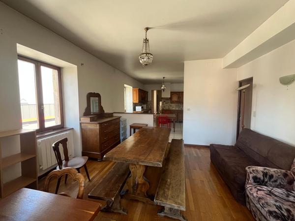 Solide maison en pierres de 300 m², idéal investisseurs, familles nombreuses...)