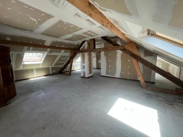 Solide maison en pierres de 300 m², idéal investisseurs, familles nombreuses...)